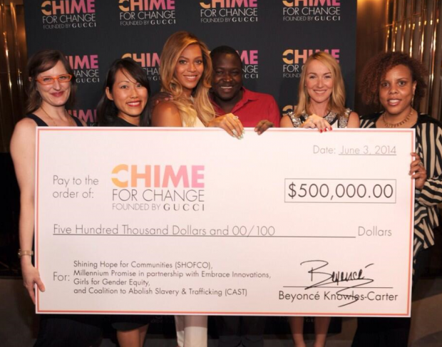 Beyonc&eacute; exibe cheque de 500 mil d&oacute;lares que doou para o projeto&nbsp;Chime For Change.  (Foto: Reprodu&ccedil;&atilde;o)