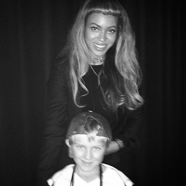 Beyonc&eacute; tira foto com f&atilde; de Pharrell em Paris (Foto: Reprodu&ccedil;&atilde;o/Instagram/fashionspirit_theinsider)