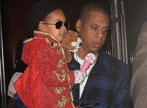 Blue Ivy foi fantasiada de Michael Jackson e Jay Z de Jason (Foto: Elder Ordonez/INFphoto.com)