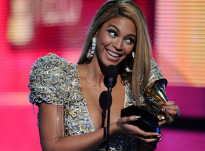 Beyonc&eacute; recebe pr&ecirc;mio no Grammy Awards 2010 (Foto: Reprodu&ccedil;&atilde;o)