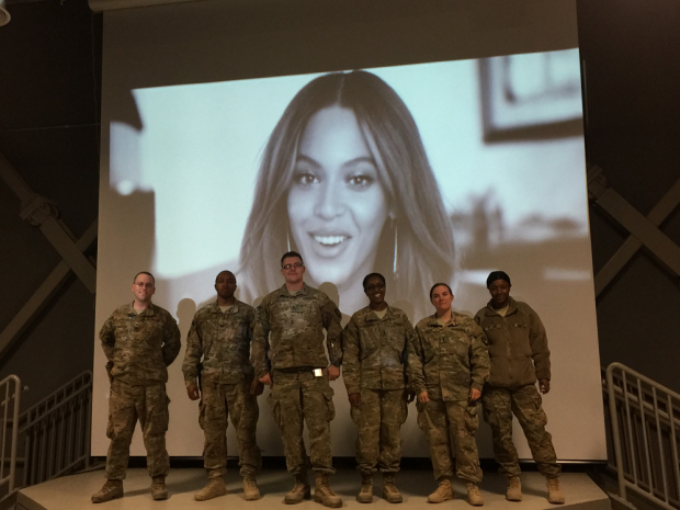 Militares dos EUA assistiram a show e mensagem especial de Beyonc&eacute; no r&eacute;veillon 2015 (Foto: Divulga&ccedil;&atilde;o)
