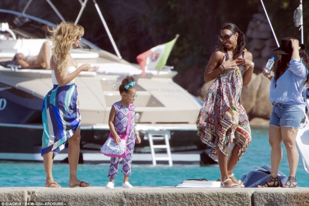 Beyoncé, Blue Ivy, Kelly Rowland e Angie em Sardenha, Itália (Foto: CIAOPIX)