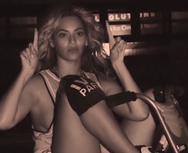Beyoncé com joelheira da 'Ivy Park' em interlude exibida no festival Made in America (Foto: Reprodução)