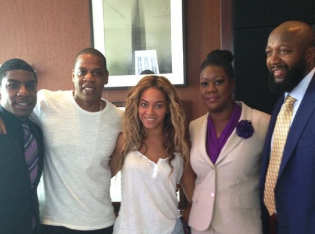 Beyonc&eacute; e Jay Z com os pais dos jovens v&iacute;timas de assassinato (Foto: Reprodu&ccedil;&atilde;o)