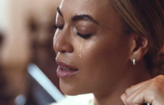 Beyonc&eacute; no clipe de 'Heaven' (Foto: Reprodu&ccedil;&atilde;o)