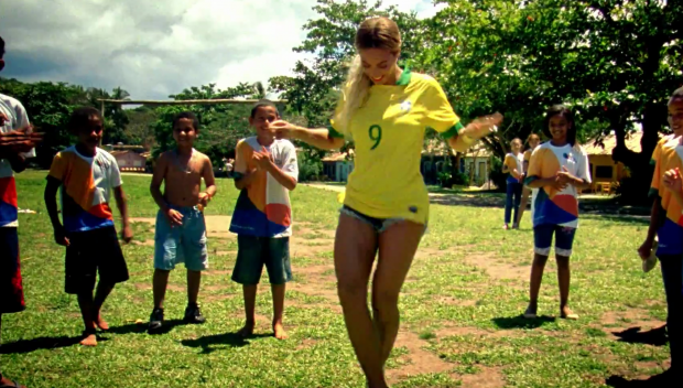 Beyonc&eacute; no clipe de 'Blue' (Foto: Reprodu&ccedil;&atilde;o)