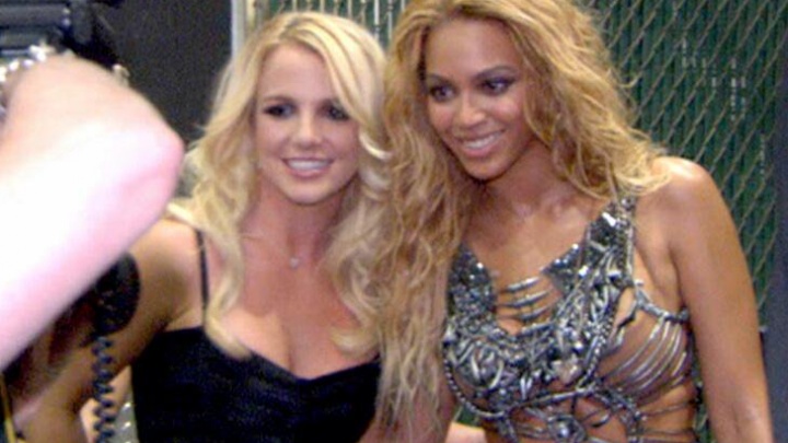 Britney Spears e Beyoncé nos bastidores do Billboard Music Awards 2011 (Foto: Reprodução)