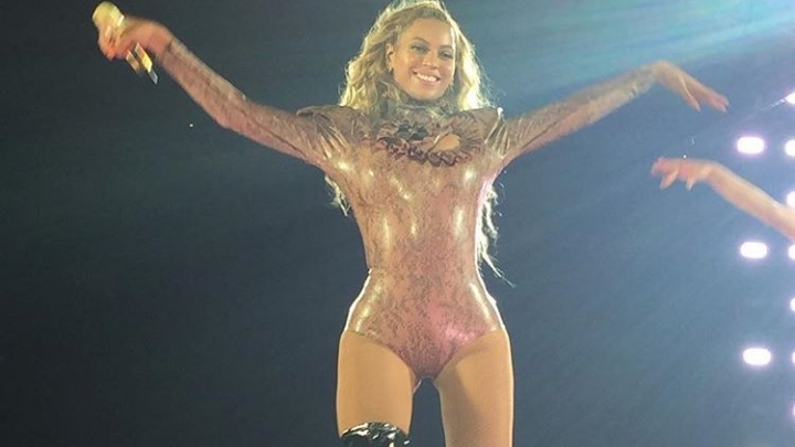 Novo figurino na estreia da terceira leg da turnê 'Formation Tour' (Foto: Reprodução)