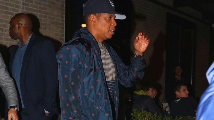 Jay Z saindo do restaurante Bagatelle, em Nova York (Foto: Reprodução)