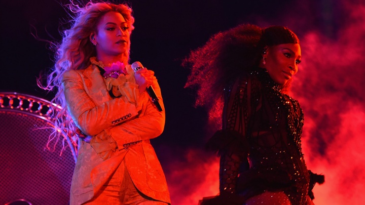 Beyoncé e Serena Williams no último show da 'Formation Tour' (Foto: Reprodução/Larry Busacca)