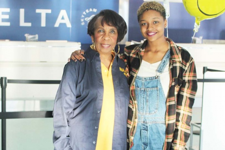 Orientadora Sandra Thompson e Aahkilah no aeroporto (Foto: Reprodu&ccedil;&atilde;o/jacksonvillefreepress)
