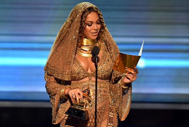 Beyoncé recebe o prêmio de 