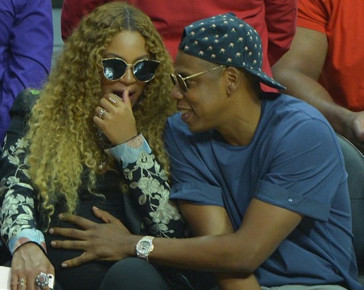 Beyoncé e Jay Z assistem ao jogo no Staples Center (Foto: Reprodução)