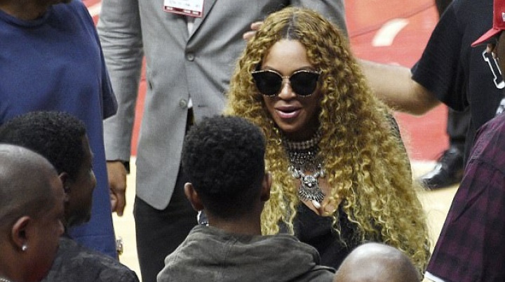 Beyoncé e Jay Z assistem ao jogo no Staples Center (Foto: Reprodução)