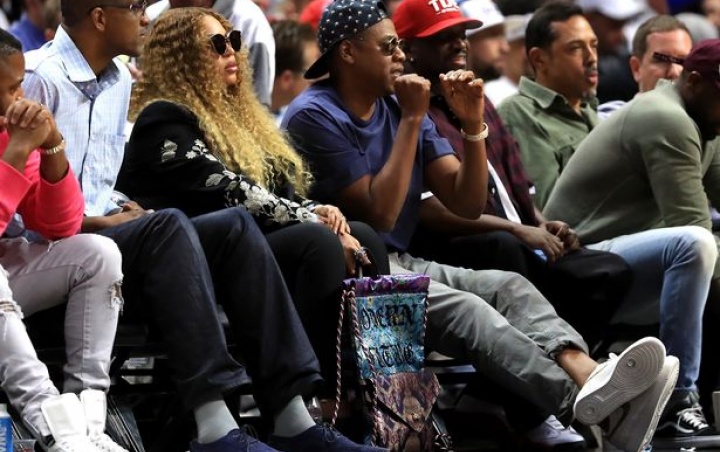 Beyoncé e Jay Z assistem ao jogo no Staples Center (Foto: Reprodução)