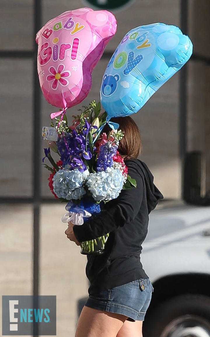 Mulher foi vista carregando presentes com iniciais 'B&J' (Foto: Reprodução/E! News)