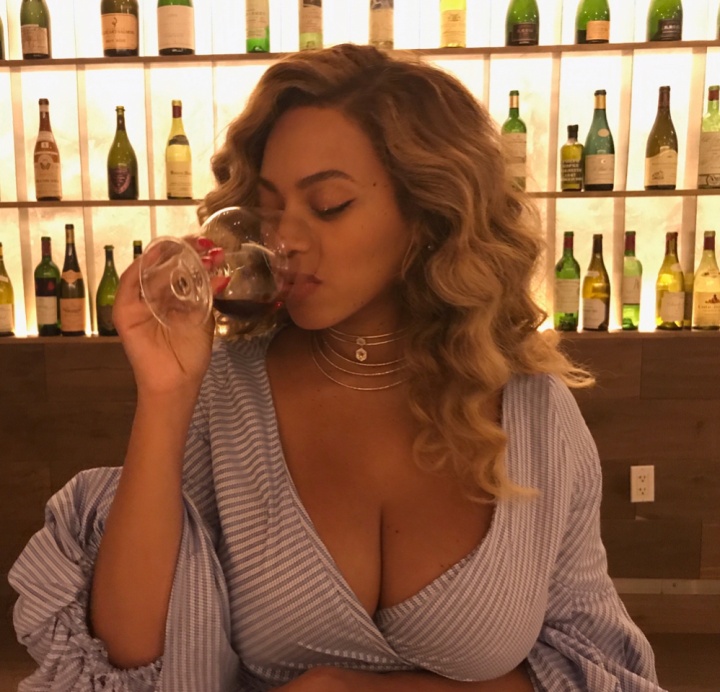 Beyoncé publicou foto bebendo vinho durante amamentação (Foto: Reprodução/Instagram)
