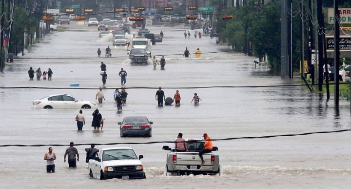 Cidade de Houston alagada apÃ³s tempestade tropical Harvey (Foto: Reprodução/El PaÃ­s)