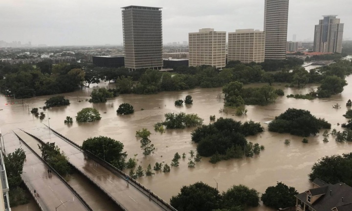 Cidade de Houston alagada apÃ³s tempestade tropical Harvey (Foto: Reprodução/El PaÃ­s)