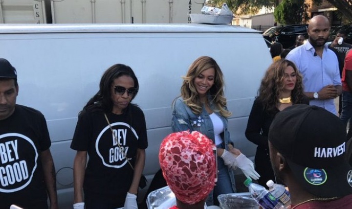 Beyoncé ajudando a servir os sobreviventes do furacão Harvey, em Houston (Foto: Reprodução)