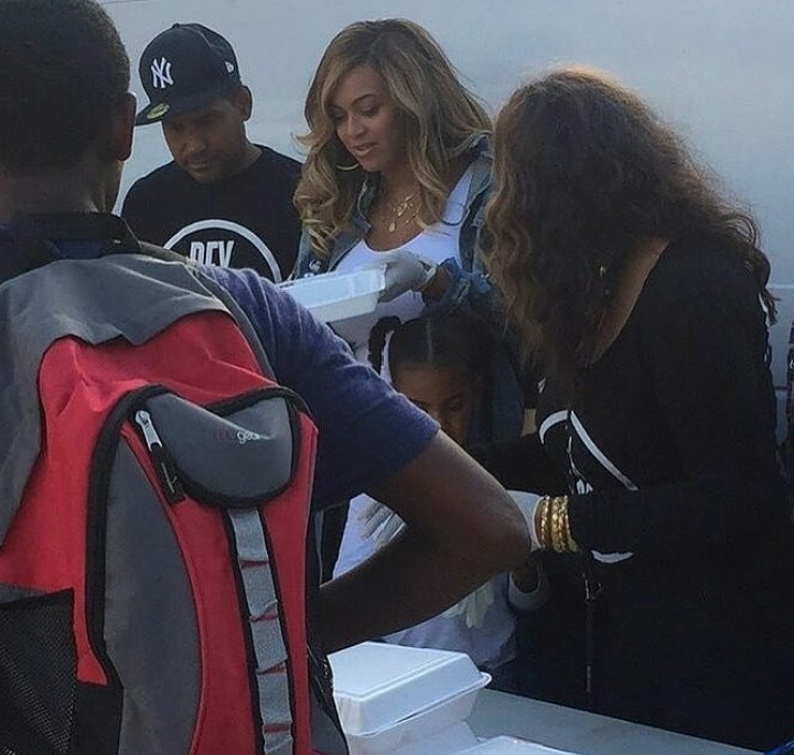 Beyoncé ajudando a servir os sobreviventes do furacão Harvey, em Houston (Foto: Reprodução)