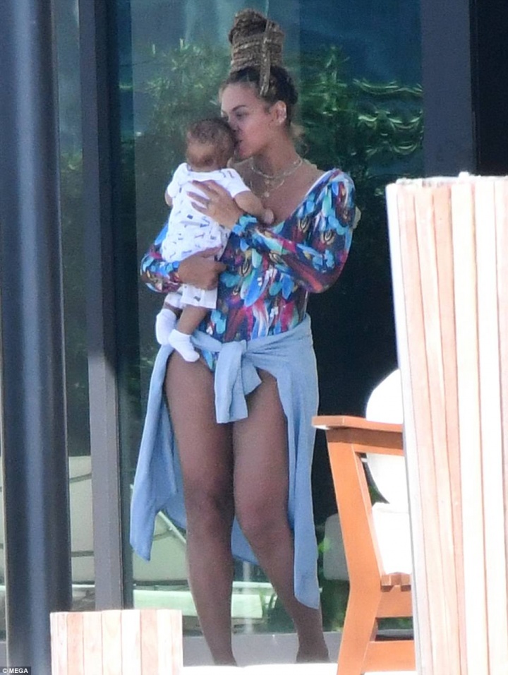 Beyoncé carrega Sir Carter (Foto: Reprodução/Daily Mail)