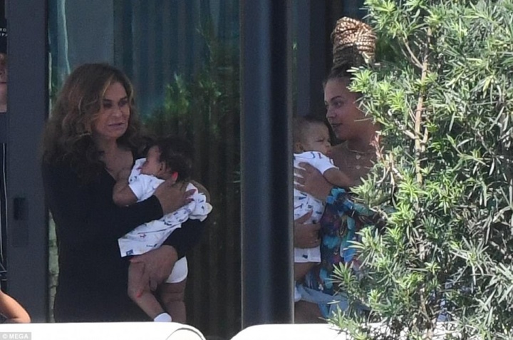 Beyoncé e Tina carregam os gêmeos no colo em Miami (Foto: Reprodução/Daily Mail)