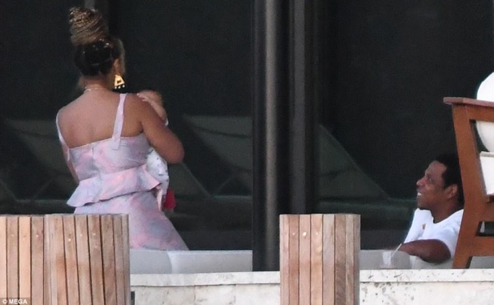 Beyoncé carrega Sir Carter (Foto: Reprodução/Daily Mail)