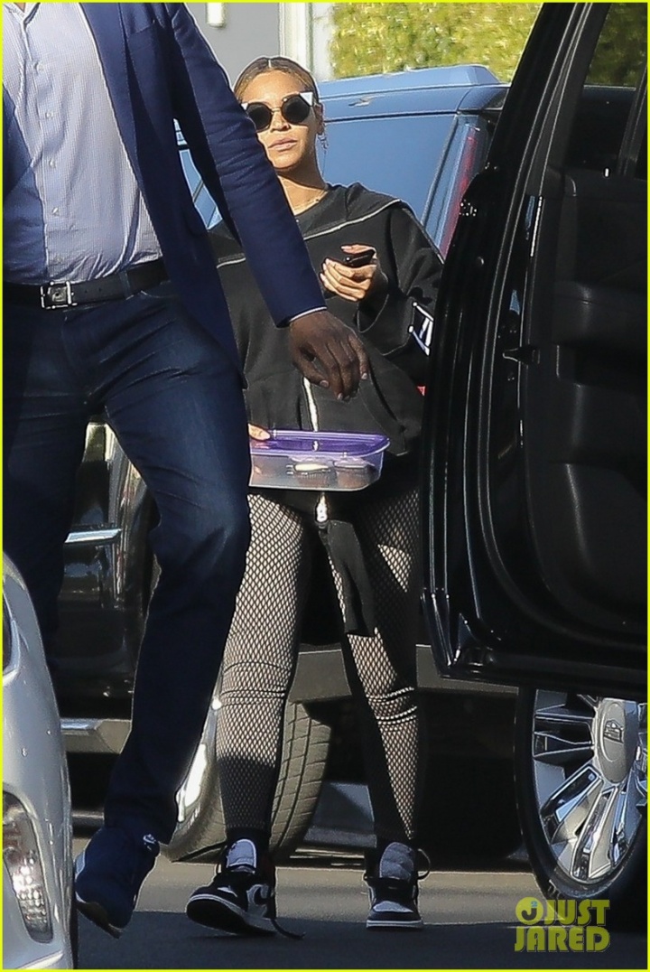Beyoncé fotografada saindo de academia levando cupcakes (Foto: Reprodução/Just Jared)