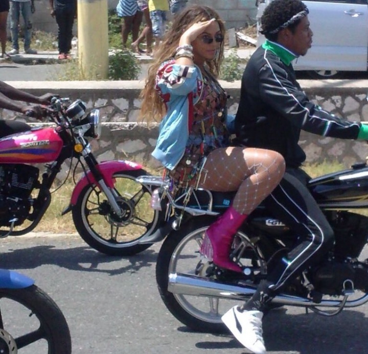 Beyoncé e Jay Z gravando nas ruas da Jamaica (Foto: Reprodução/Twitter)