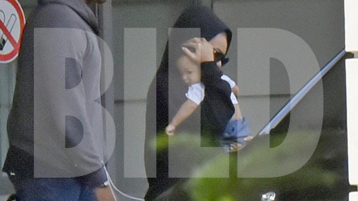 Beyoncé carrega filho no colo após deixar hospital em Berlim (Foto: Reprodução/Bild.de)