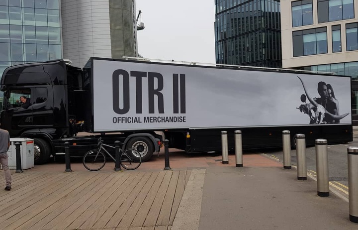 Caminhão de produtos oficiais da 'OTR II' (Foto: Reprodução)