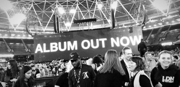 Beyoncé e Jay-Z anunciam lançamento do novo álbum durante show em Londres (Foto: Reprodução)