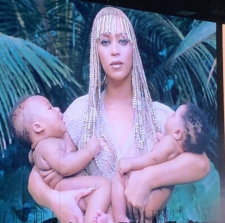 Beyoncé com Rumi e Sir Carter nos braços em interlude da turnê 'OTR II' (Foto: Reprodução)