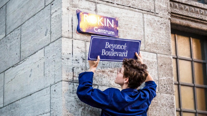 Grupo feminista Bovengrondse muda as ruas de Amsterdã (Foto: Reprodução/parool.nl)