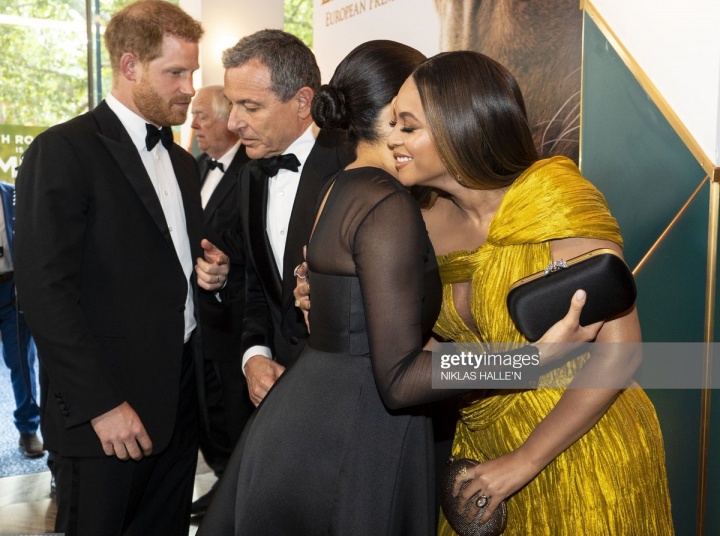 Beyoncé cumprimenta a duquesa Meghan Markle na premiere de Londres (Foto: Reprodução)