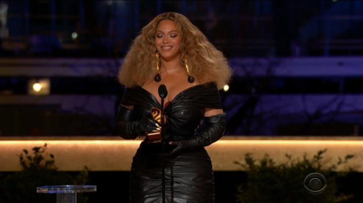 Beyoncé aceita seu 28º Grammy (Foto: Reprodução)