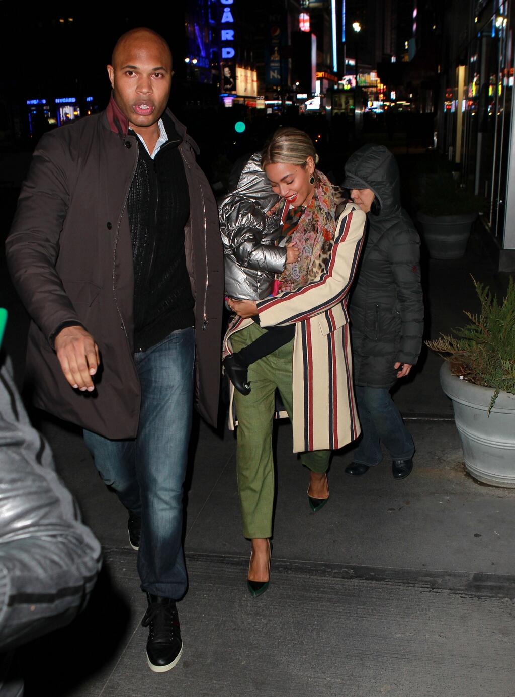 Beyonc&eacute; carrega Blue Ivy ao deixar pr&eacute;dio em NY.