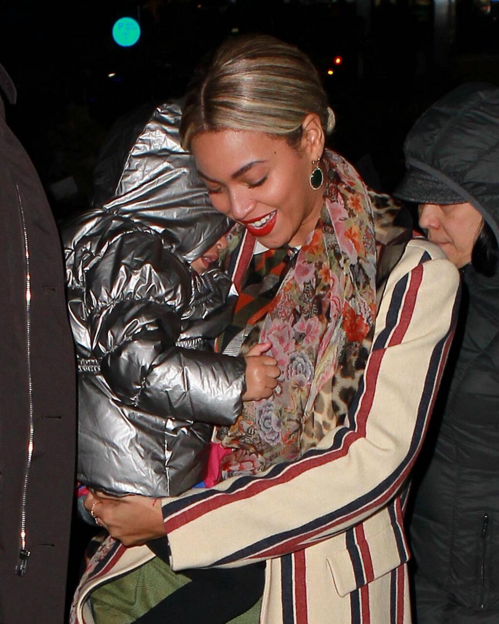 Beyonc&eacute; carrega Blue Ivy ao deixar pr&eacute;dio em NY.