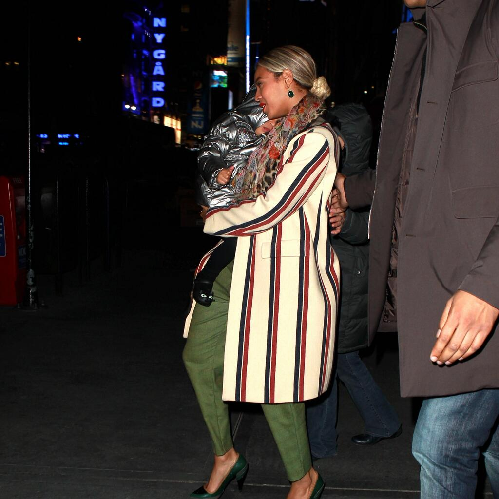 Beyonc&eacute; carrega Blue Ivy ao deixar pr&eacute;dio em NY.