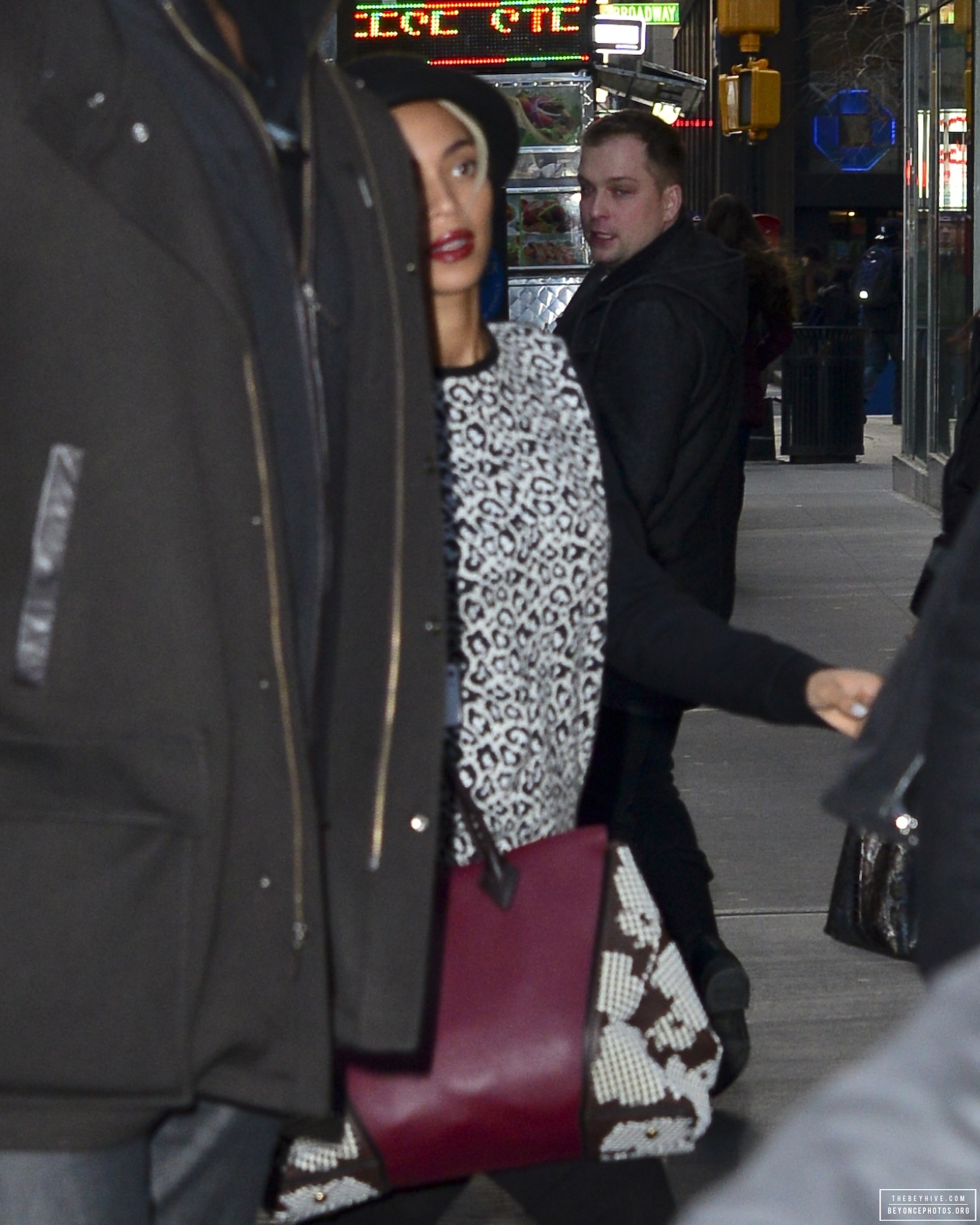 Beyonc&eacute; fotografada em Nova York nesta sexta-feira (17).