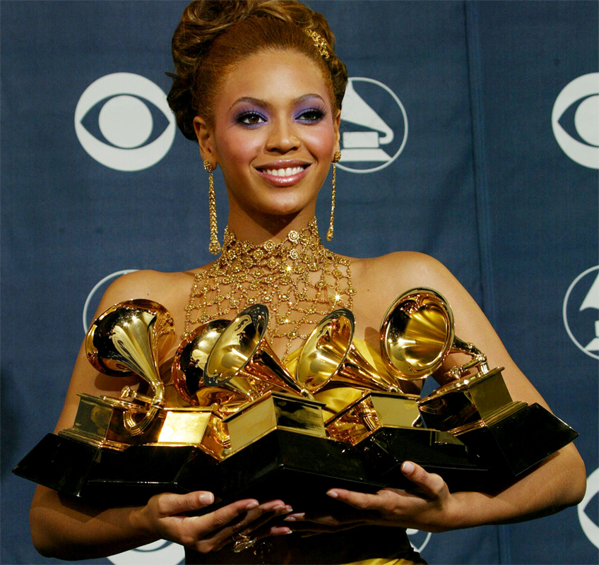 Na edi&ccedil;&atilde;o de 2004, Beyonc&eacute;, j&aacute; em carreira solo, conquistou cinco gramofones com o seu primeiro &aacute;lbum "Dangerously In Love".