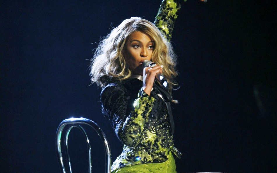 Beyonc&eacute; durante introdu&ccedil;&atilde;o para Tina Turner no Grammy Awards 2008.