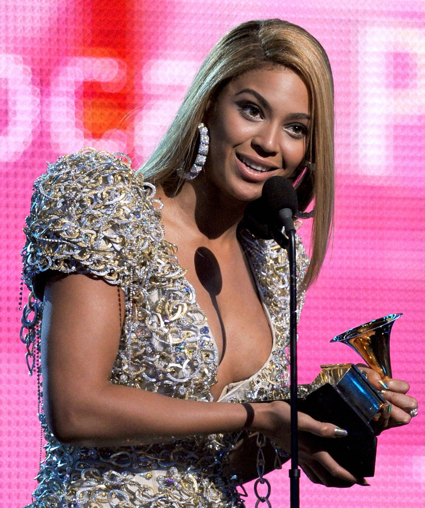 Em 2010, Beyonc&eacute; garantiu o recorde de primeira mulher a receber seis pr&ecirc;mios em uma &uacute;nica noite de evento. Ao todo, a artista somou 16 pr&ecirc;mios na carreira.