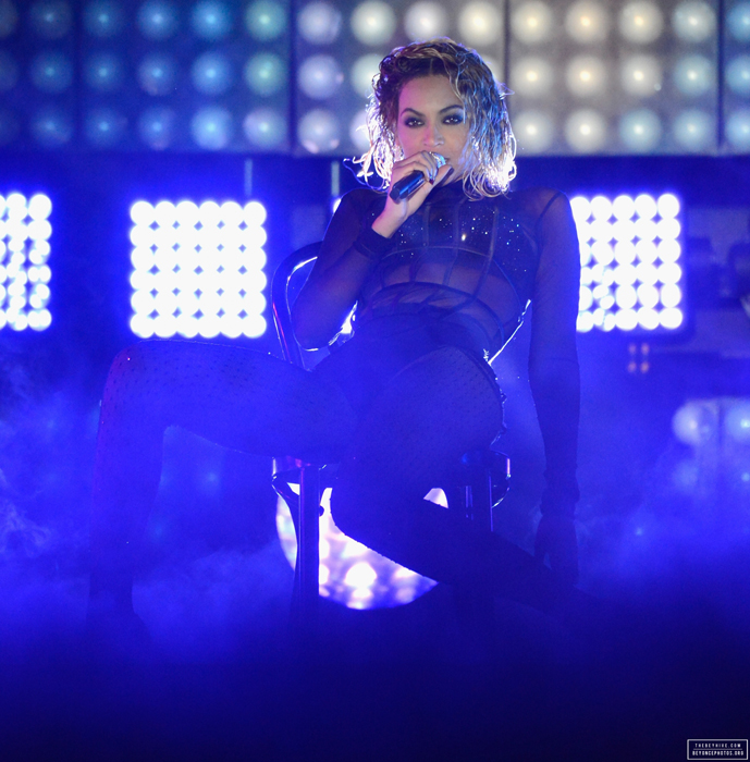 Beyonc&eacute; se apresenta no Grammy Awards.