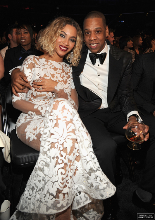 Beyonc&eacute; e Jay-Z na plateia do Grammy Awards.