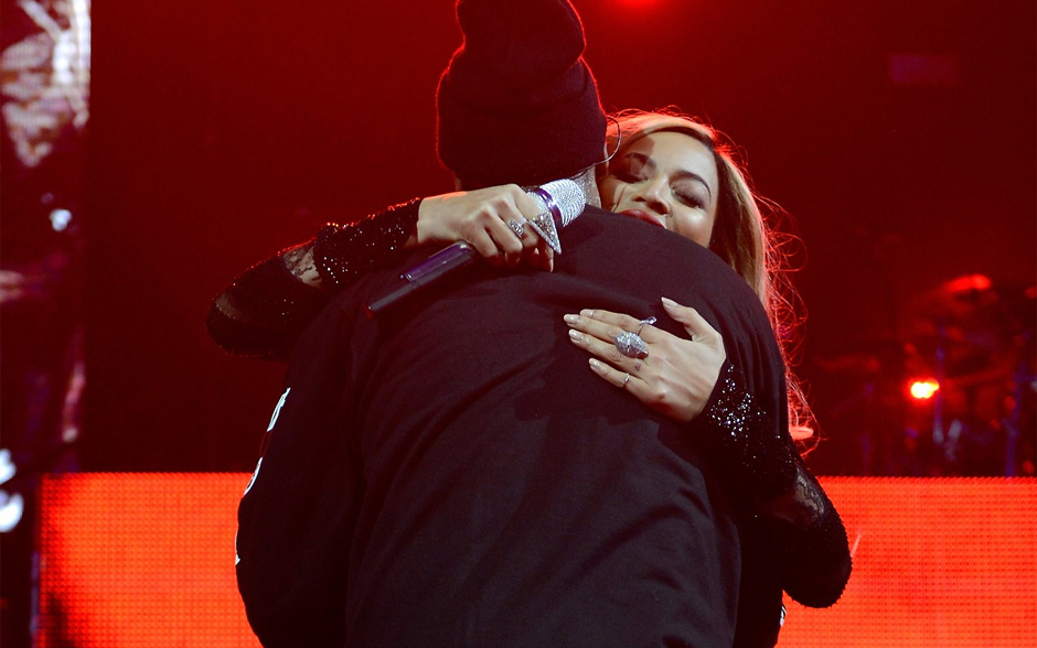 Beyonc&eacute; e Jay-Z se abra&ccedil;am ap&oacute;s a performance.. 