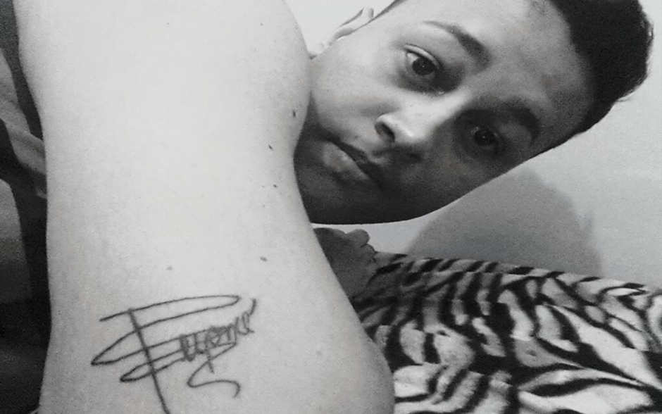 "Minha primeira tatuagem", disse Alan.