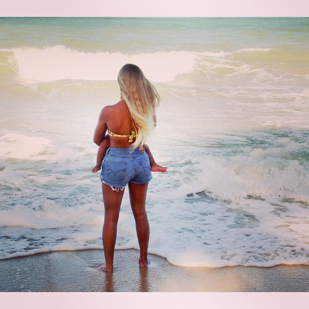 6&ordf; posi&ccedil;&atilde;o: Beyonc&eacute; segura Blue Ivy na praia. S&atilde;o 792,819 likes.