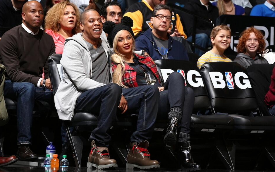 "Os melhores assentos da casa. &Eacute; &oacute;timo ter Beyonc&eacute; e Jay-Z essa noite para o jogo no Barclays Center," tuitou a conta oficial do time Brooklyn Nets.